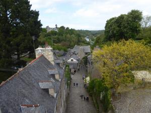 Vue du chemin de ronde sur la rue Jerzual,  Dinan