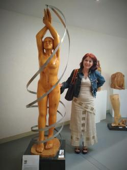 Janine Le Cann présentant une oeuvre majeure